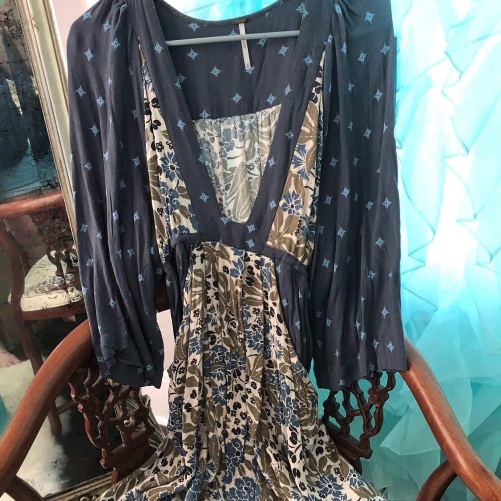 FREE PEOPLE/ SZ MEDIUM almost knee length ( BLUE)